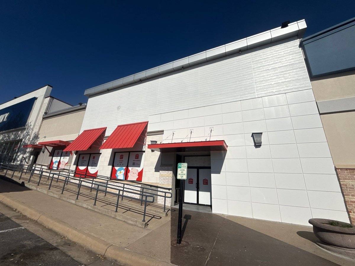 Retail storefront exterior before painting in Austin, TX by Hill Country Painting