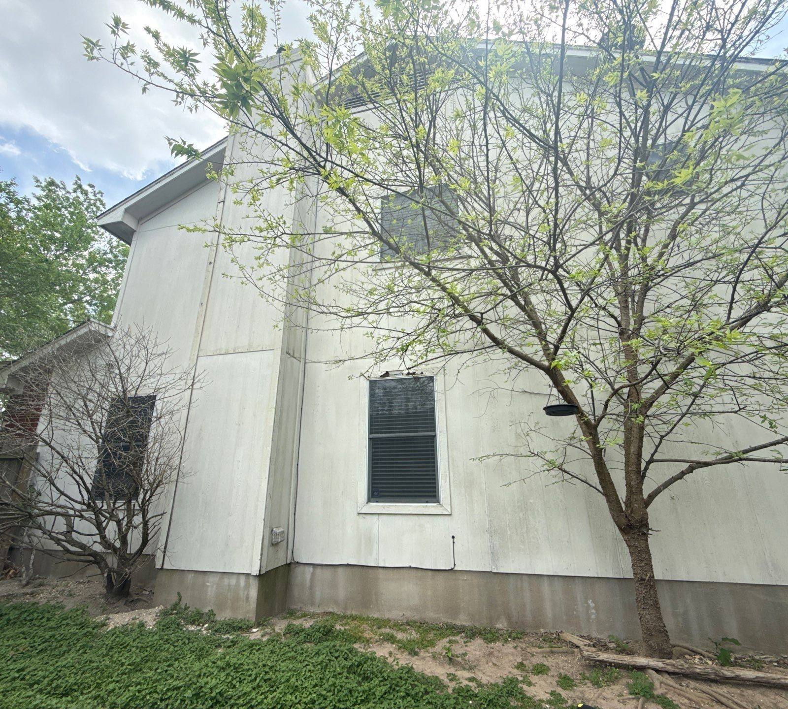 Right side exterior ahead of painting in Hutto, TX by Hill Country Painting