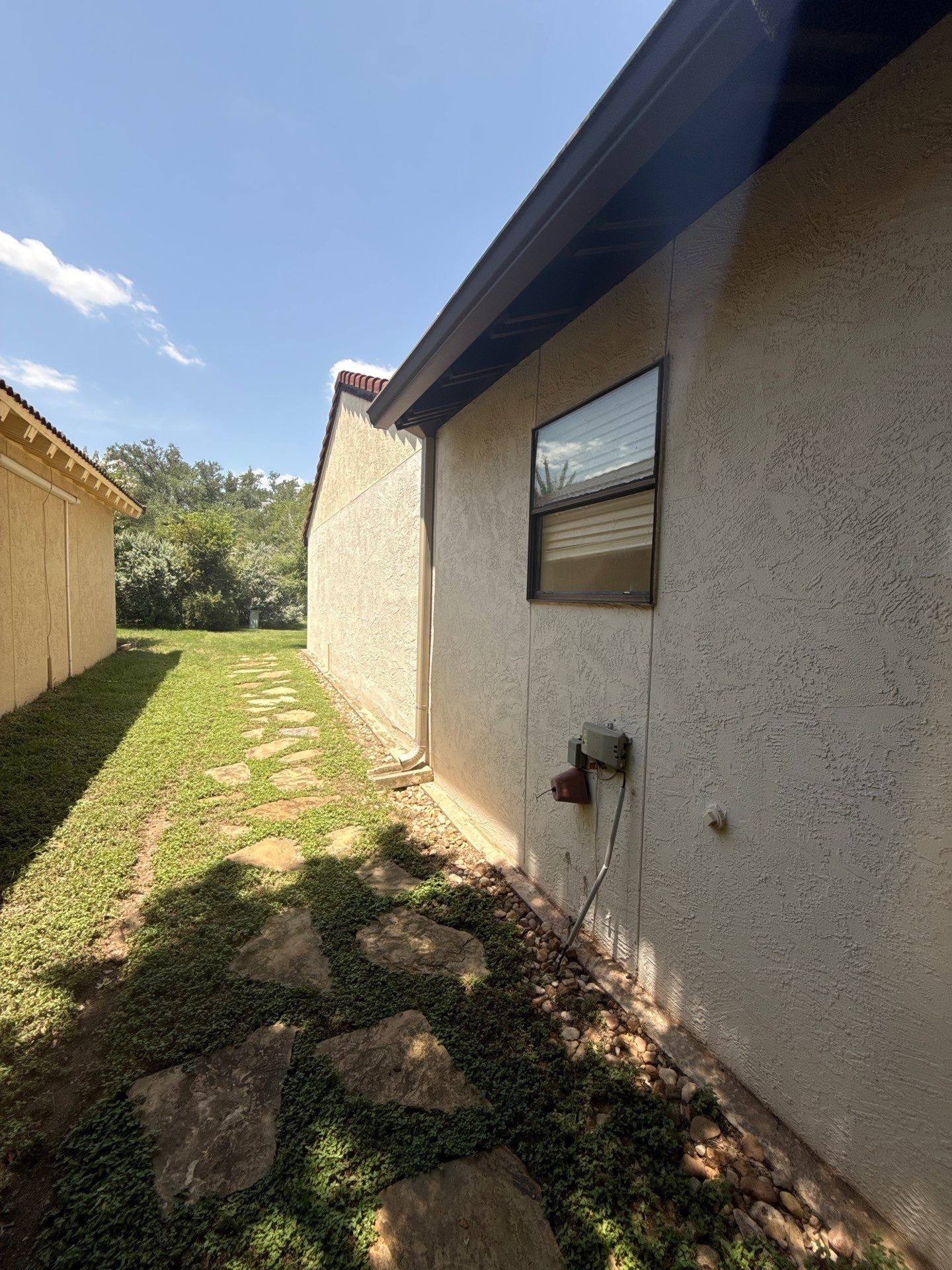 Side exterior wall with windows