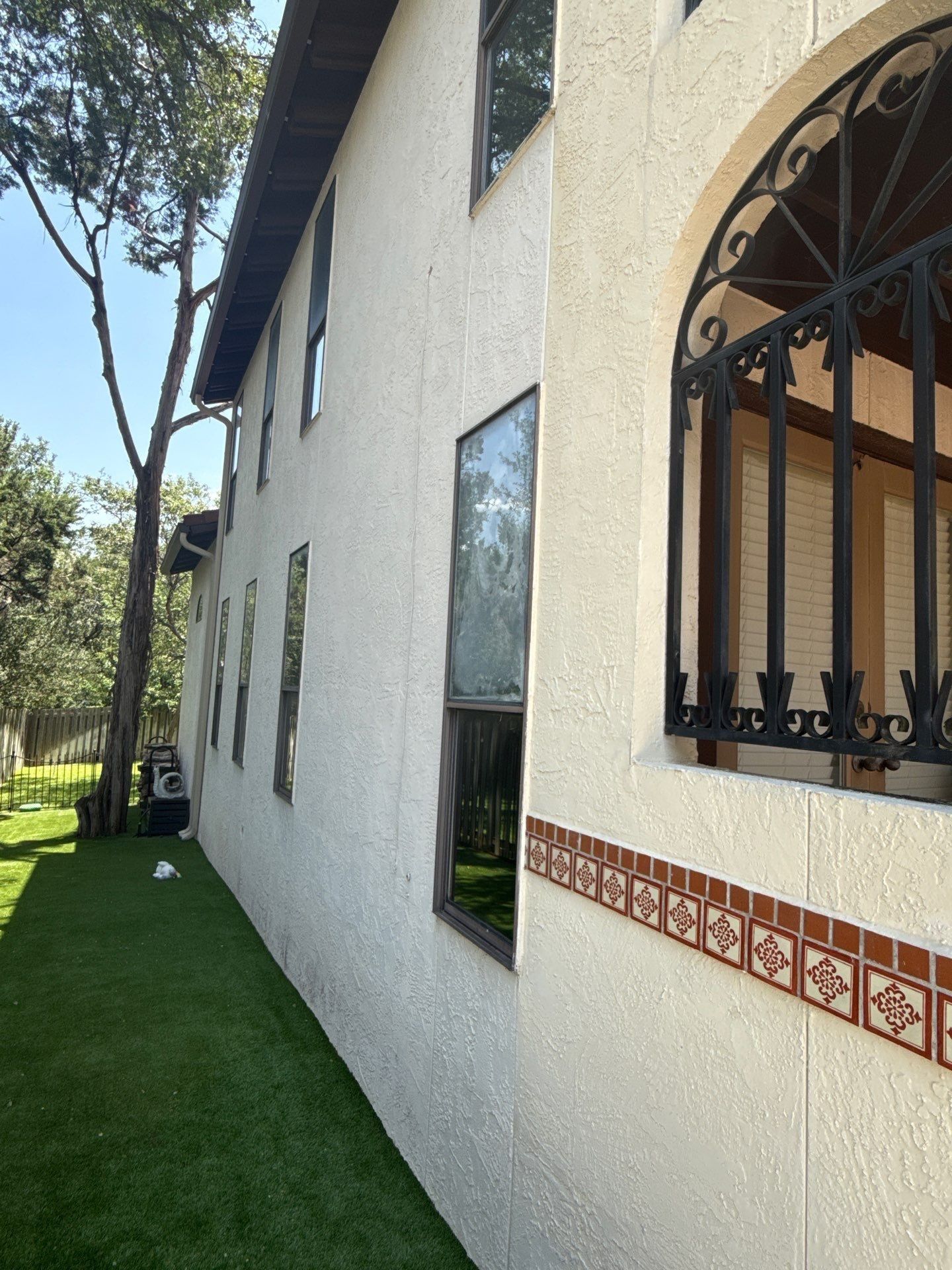 Side exterior wall with upstairs windows