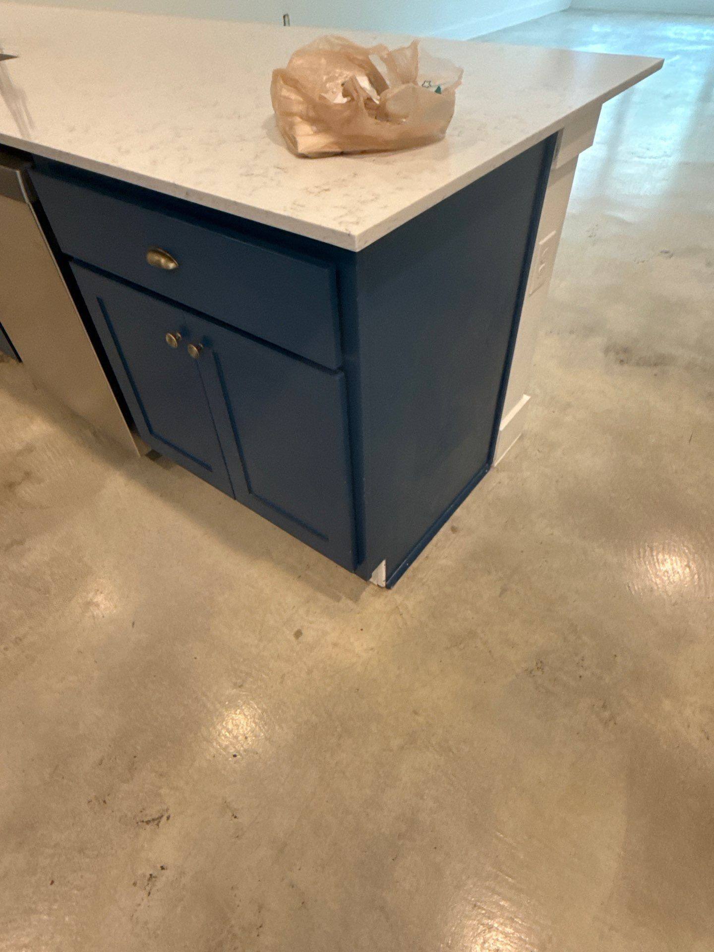 Kitchen island cabinet corner
