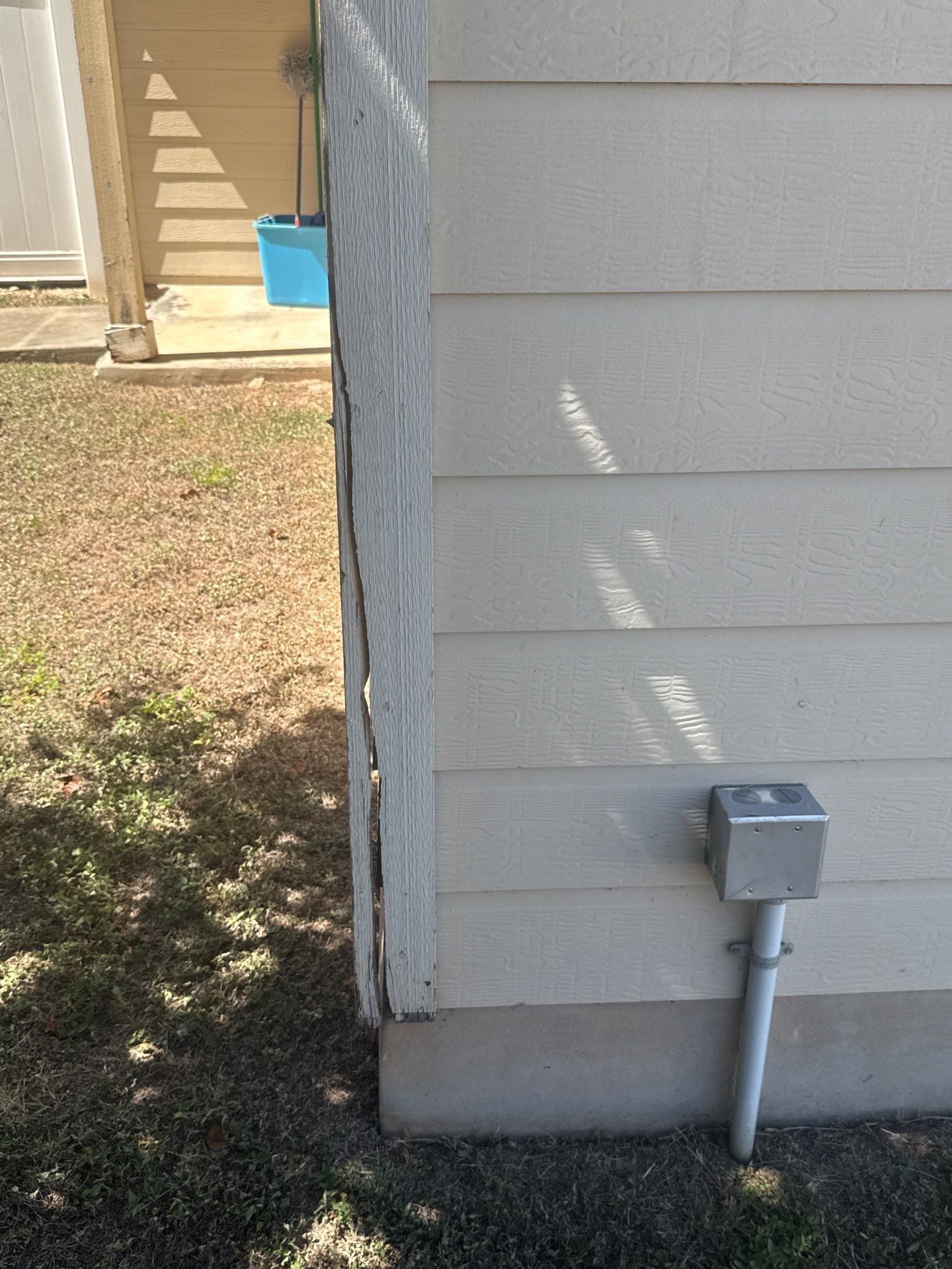 Detached garage corner trim detail